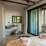 Vathyskia Pensión 4*